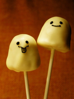 A picture of Ghost Cake Pops For Halloween.