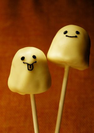 A picture of Ghost Cake Pops For Halloween.