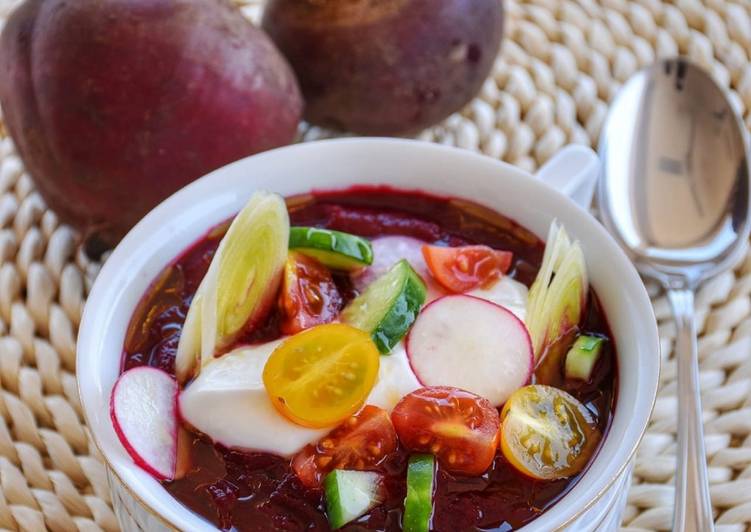 Zuppa di barbabietola estiva con formaggio di capra