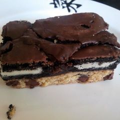 A picture of slutty brownies.