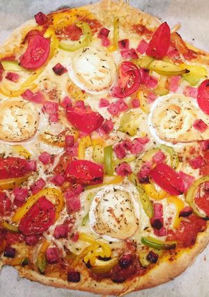 Une photo de Pizza poivrons chèvre