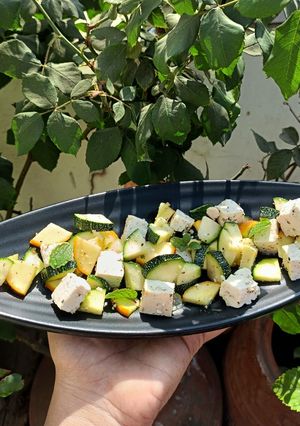 ટોફુ ઝુકિની સલાડ (Tofu Zucchini Salad Recipe In Gujarati) રેસીપી મુખ્ય ફોટો