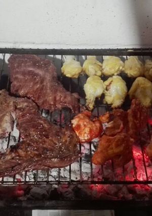 Una foto de Asado a la parrilla de tutitos de ala al limón y mostaza