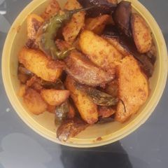 A picture of Fried Aloo baigan.