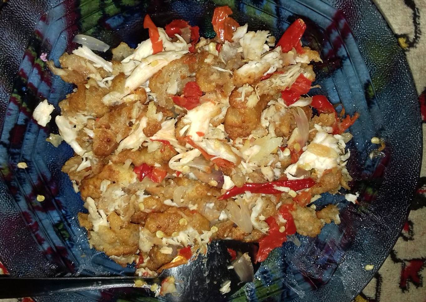 Ayam geprek pedas gurih