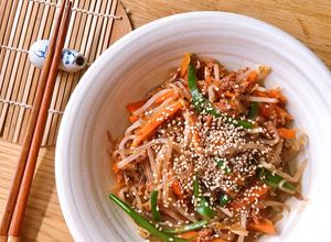 Hình của món Japchae - Miến Trộn Hàn Quốc (Nouilles Mixtes Coréennes).