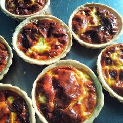 A picture of Green peas and cheese quiche.