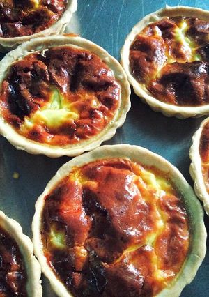 A picture of Green peas and cheese quiche.