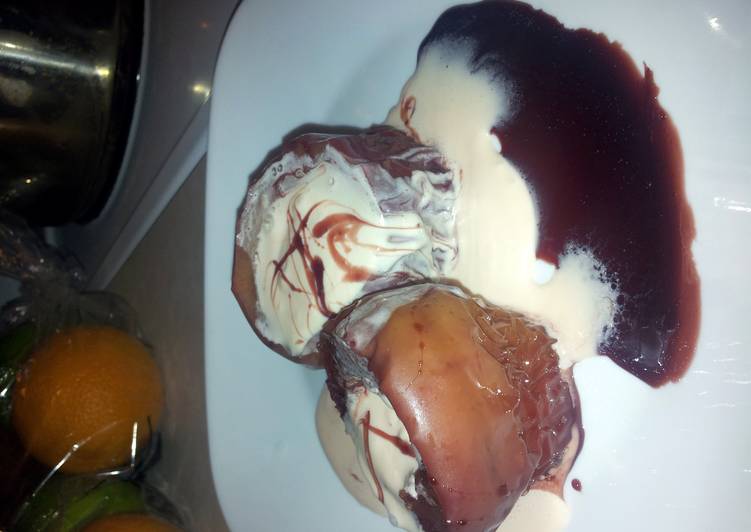 red wine poached apples with a honey cherry cheese cake maskotto cream