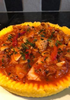 O poză a rețetei Tartă de mamaligă cu sos tomat, ciuperci și piept de pui afumat 😋👌.