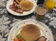 Una foto de tortitas con sirope de chocolate