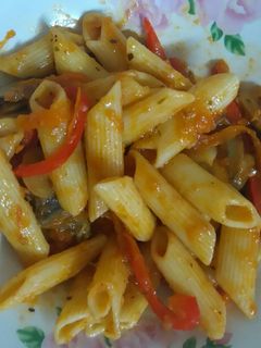 صورة لوصفة معكرونة بالخضار وصوص البندورة 😊😍😄