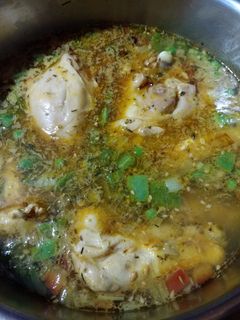 Una foto de Pollo con verduras y hierbas provenzales