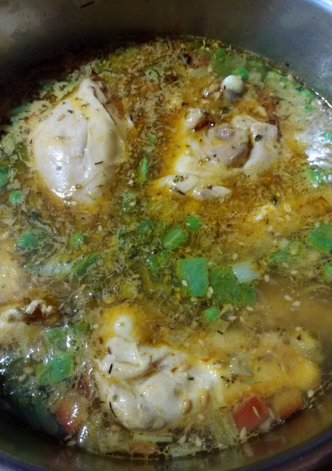 Una foto de Pollo con verduras y hierbas provenzales