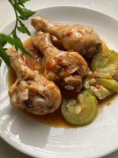 Una foto de Muslos de pollo con cositas ricas, en la olla exprés, en solo 15’
