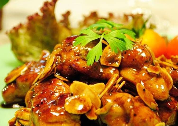 Easiest Way to Serve Quick Chicken with Balsamic Vinegar Sauce and Slivered Almonds