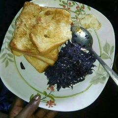 A picture of Toast mayai and red cabbage.