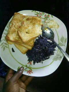 A picture of Toast mayai and red cabbage.