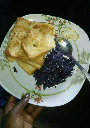 A picture of Toast mayai and red cabbage.