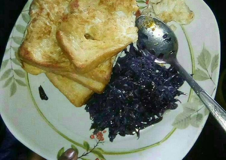 Toast mayai and red cabbage