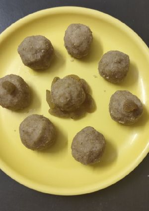 A picture of Makhane ke laddoo.