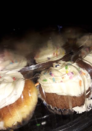 Una foto de Cupcakes de limón con chips de chocolate y crema chantilly 😋