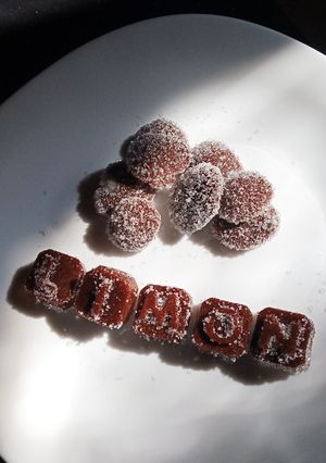 Una foto de Caramelos de miel vegana y limón