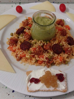 Una foto de Arroz tres delicias, aperitivos de queso y guacamole