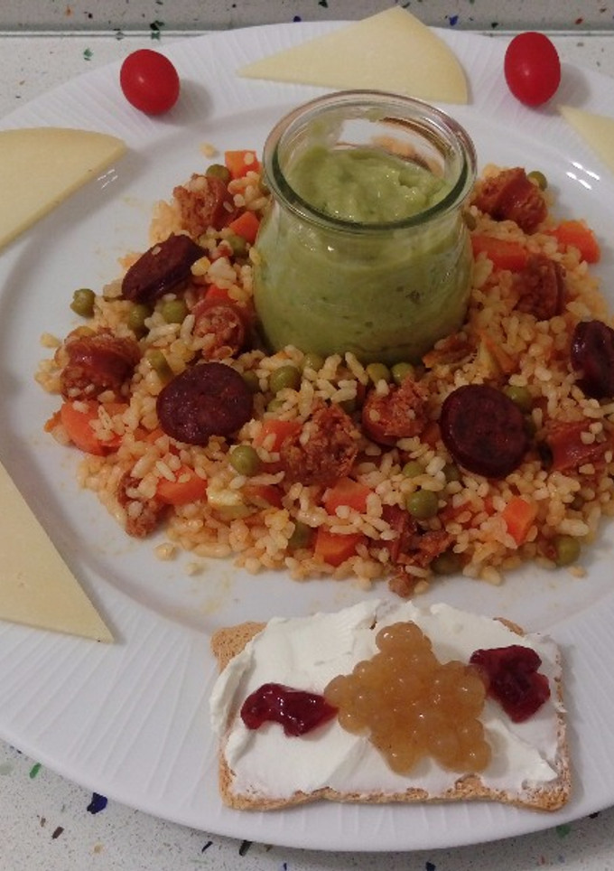 Una foto de Arroz tres delicias, aperitivos de queso y guacamole