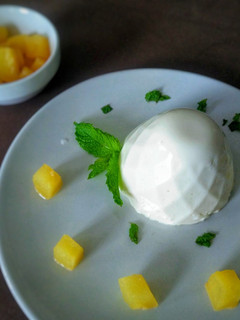 Una foto de Panna cotta de piña colada 🥥🍍