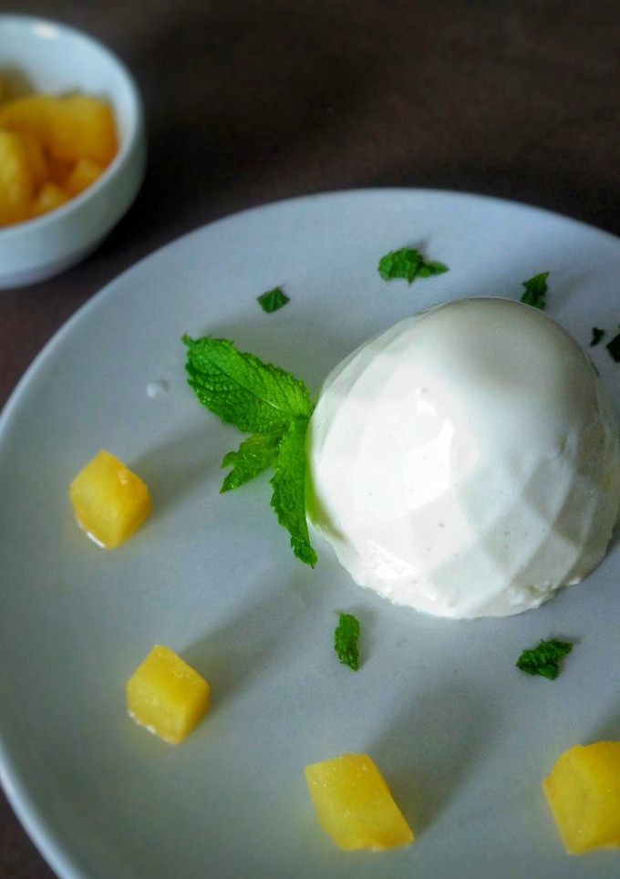 Una foto de Panna cotta de piña colada 🥥🍍
