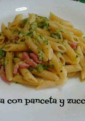 Una foto de Pasta con pancetta y zucchini