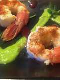 Gamberi alla paprica dolce con crema di piselli e salsa di lamponi