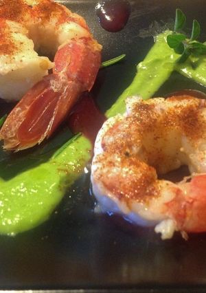 Foto di Gamberi alla paprica dolce con crema di piselli e salsa di lamponi
