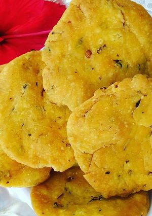 कसूरी मेथी खस्ता मठरी (Kasoori methi khasta mathri recipe in hindi) रेसिपी मुख्य फोटो