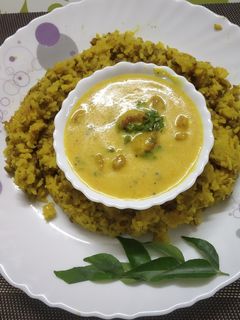 કઢી ખીચડી (Kadhi Khichdi Recipe In Gujarati) રેસીપી મુખ્ય ફોટો