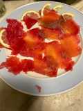 Il salmone leggermente salato marinato con le erbette rosse