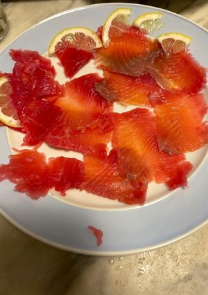 Foto di Il salmone leggermente salato marinato con le erbette rosse