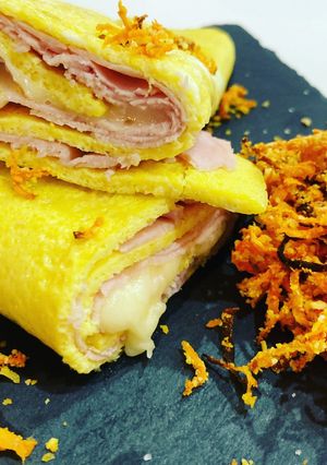 Foto di Frittata arrotolata con mozzarella e prosciutto e carote alla julienne al forno