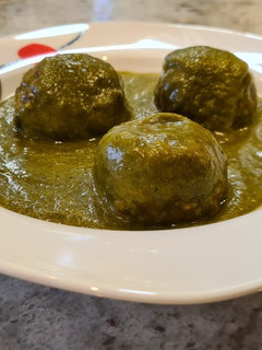 Una foto de Albóndigas de presa ibérica en salsa de espinacas y zanahorias