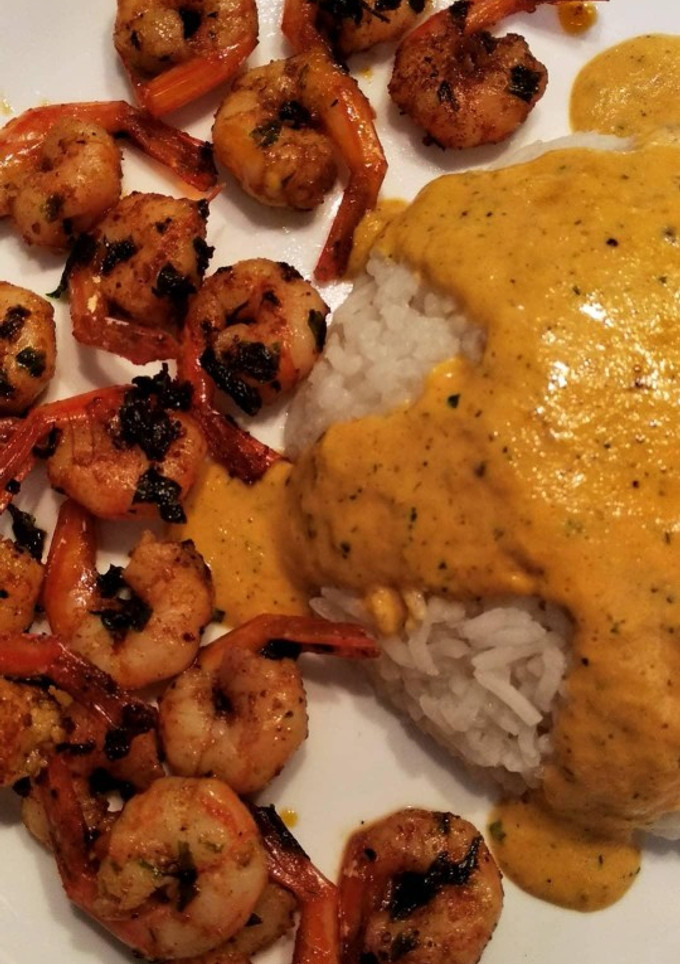 Una foto de Arroz al curry con gambas