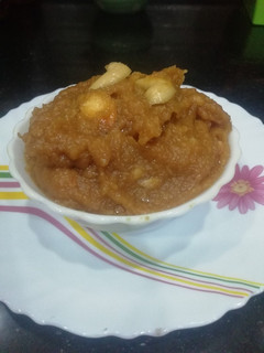 A picture of Besan & dry fruits Halwa.