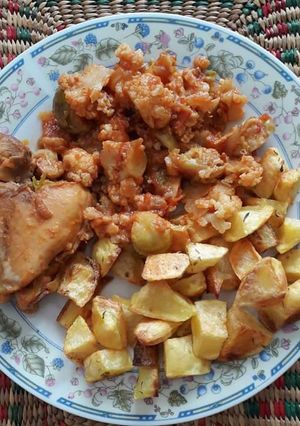Una foto de Coliflor salteada con pollo