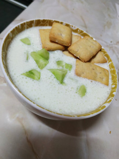 Una foto de Sopa fría de pepino y yogurt natural