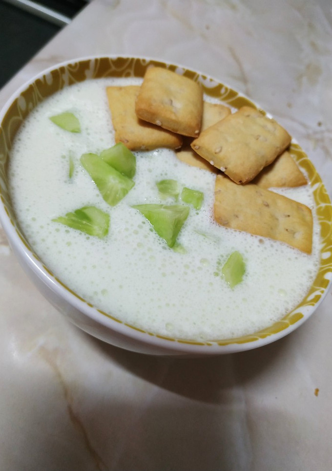 Una foto de Sopa fría de pepino y yogurt natural