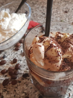 Una foto de Frappé de café con sandía y caramelo