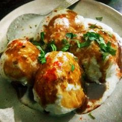 A picture of Suji dahi vada.