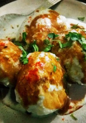 A picture of Suji dahi vada.