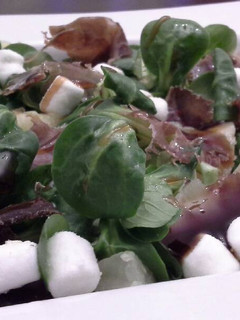 Una foto de Ensalada de canónigos y cecina