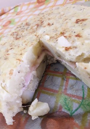 Una foto de Tortilla de papas rellena con jamón y queso